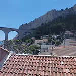 Cabanon Dans La Calanque De La Vesse