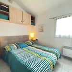 Petite Maison Avec Jardin & Piscine Partagee