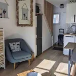 Cozy Renovated House With South-Facing Patio And Parking