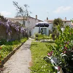 Cap Sur La Flotte ,Maisons Centre-Ville Jardin Melange Art Fleurs