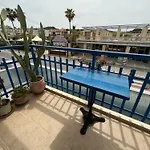 2-Bedroom Blue & White House With Garden And Beach
