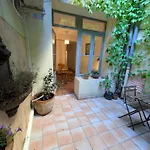 Maison Aigues-Mortaise Dans La Cite