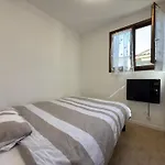 Petit Pavillon Pour 8 Personnes Dans Une Residence Avec Piscine
