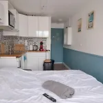 Superbe Studio Avec Piscine, Ascenseur Et Acces Direct Sur Le Port