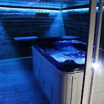 Petit Chalet Climatise Avec Jacuzzi Prive