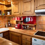 Warm 2-Bedroom Apartment Near The Tourist Office