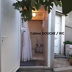 Deux Tentes Confortables Dans Un Joli Jardin Idealement Situe
