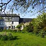 La Cour De Bas
