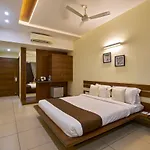 Hotel 3 Leaves