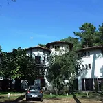 Appartement Avec Piscine Sous Les Pins