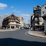 Le Petit Deauville