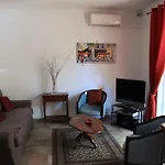 Appartement Avec Patio Et Garage Centre Ville Et Plage