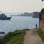 A Babord ! Pres Du Port.