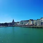 Very Quiet 2-Room Apartment - Old Port, Town Center