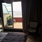 Petit Havre De Paix Face A La Mer