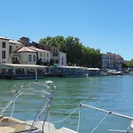 3 Bedroom Modern Apartment In Historic Building Overlooking River Herault