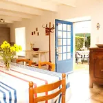 La Maison Aux Volets Bleus De Prat An Ilis A 900M De La Plage Du Guilvinec