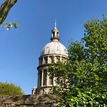 Aux Pieds De La Cathedrale