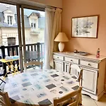 Residence Normande Castelnau Avenue De Castelnau A Cabourg. Appartement Situe En Plein Coeur Du Cent